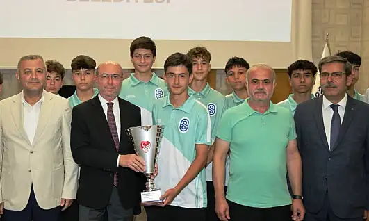 O kupa Melis'e geldi: Başkan tek tek kutladı