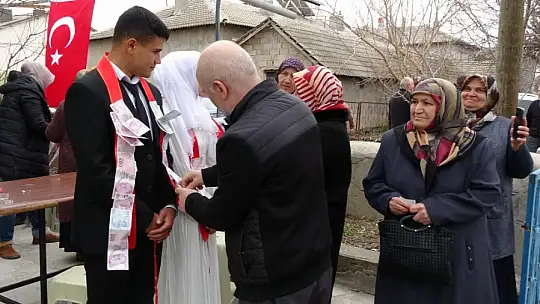 Seydişehir'de depremzede çiftin yüzükleri takıldı