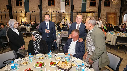 Başkan Kavuş ve Milletvekili adayı Özer muhtarlar ile iftarda buluştu