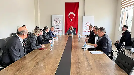 Konya Valisi Özkan İl Milli Eğitim Müdürü ile  birlikte depremzedeleri ziyaret etti