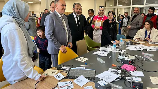 Konya Valisi Özkan İl Milli Eğitim Müdürü ile  birlikte depremzedeleri ziyaret etti