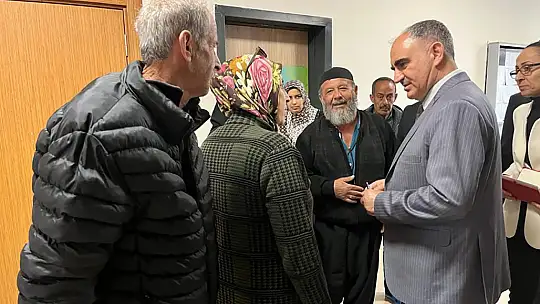 Konya Valisi Özkan İl Milli Eğitim Müdürü ile  birlikte depremzedeleri ziyaret etti
