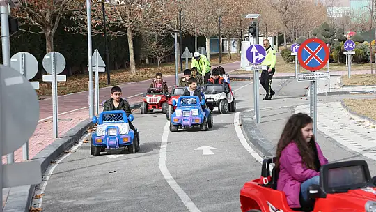 Depremzede gelen çocuklar mega ile tanıştı