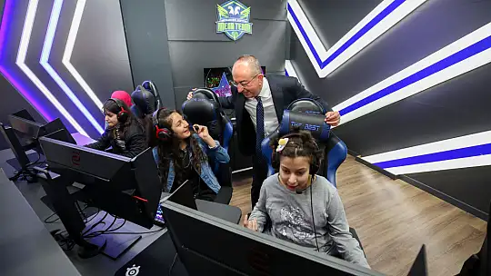 Meram E-spor merkezi depremzede çocukları ağırladı