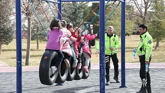 Depremzede gelen çocuklar mega ile tanıştı