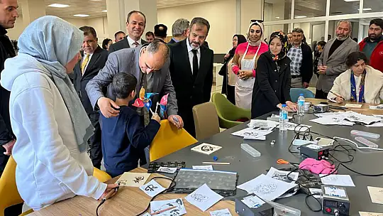 Konya Valisi Özkan İl Milli Eğitim Müdürü ile  birlikte depremzedeleri ziyaret etti