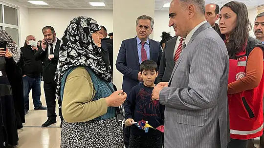 Konya Valisi Özkan İl Milli Eğitim Müdürü ile  birlikte depremzedeleri ziyaret etti