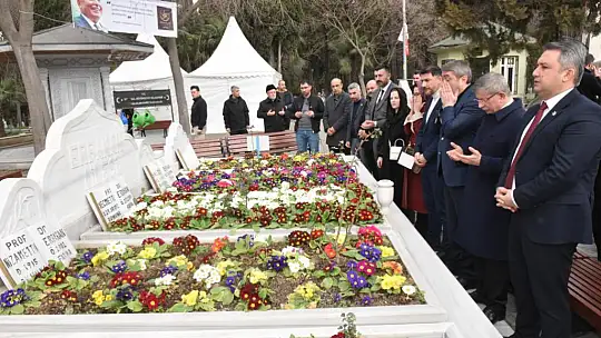 Davutoğlu Erbakan'ın kabrini ziyaret etti