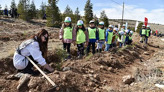 Konya MEM müdürü Yiğit 6 Şubat deprem şehitleri ormanı fidan dikimine katıldı