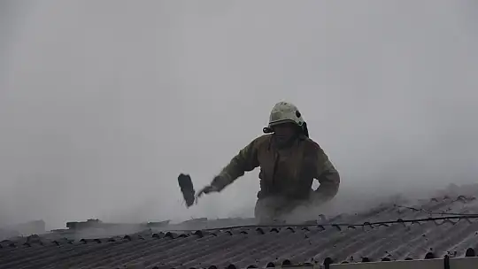 İstanbul'da, bir evin çatı alev alev yandı