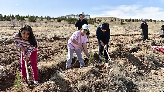 Konya MEM müdürü Yiğit 6 Şubat deprem şehitleri ormanı fidan dikimine katıldı