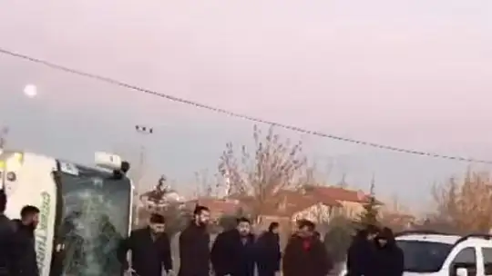 Alakova Mahallesi'nde Servis Araçları Çarpıştı: Çok Sayıda Yaralı Var