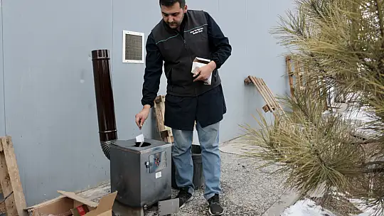 Konya'da meslek liseliler depremzedeler için soba ve telefon şarj istasyonu üretiyor