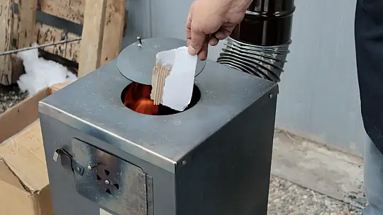 Konya'da meslek liseliler depremzedeler için soba ve telefon şarj istasyonu üretiyor