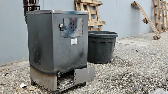 Konya'da meslek liseliler depremzedeler için soba ve telefon şarj istasyonu üretiyor