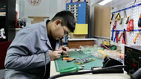 Konya'da meslek liseliler depremzedeler için soba ve telefon şarj istasyonu üretiyor