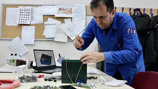 Konya'da meslek liseliler depremzedeler için soba ve telefon şarj istasyonu üretiyor