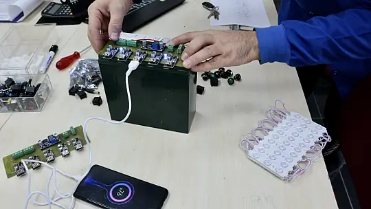 Konya'da meslek liseliler depremzedeler için soba ve telefon şarj istasyonu üretiyor