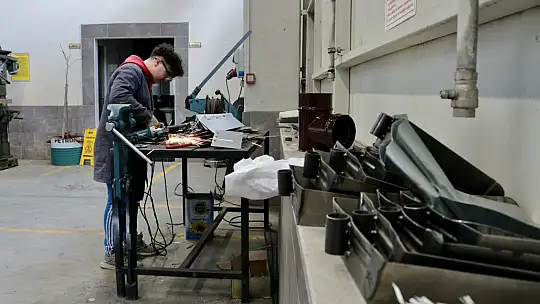 Konya'da meslek liseliler depremzedeler için soba ve telefon şarj istasyonu üretiyor