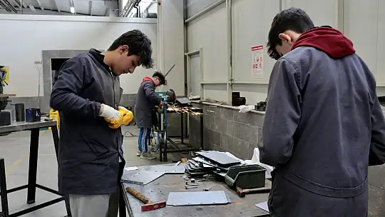 Konya'da meslek liseliler depremzedeler için soba ve telefon şarj istasyonu üretiyor