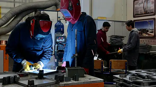 Konya'da meslek liseliler depremzedeler için soba ve telefon şarj istasyonu üretiyor