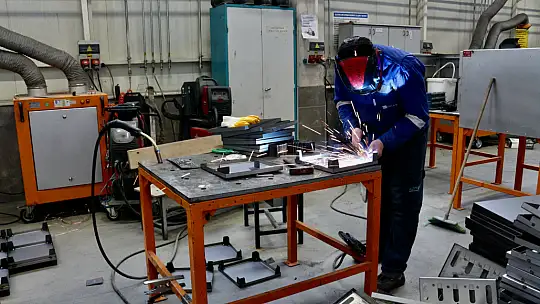 Konya'da meslek liseliler depremzedeler için soba ve telefon şarj istasyonu üretiyor