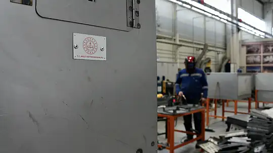 Konya'da meslek liseliler depremzedeler için soba ve telefon şarj istasyonu üretiyor