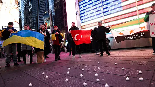 Times Meydanında depremde hayatını kaybedenler anıldı