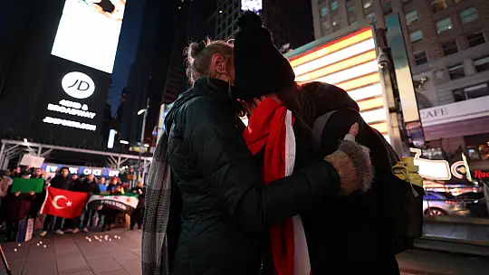 Times Meydanında depremde hayatını kaybedenler anıldı