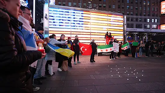 Times Meydanında depremde hayatını kaybedenler anıldı