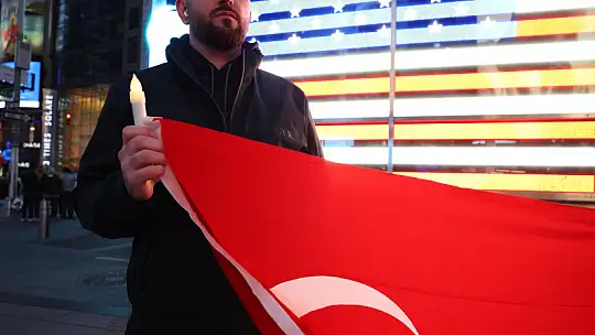 Times Meydanında depremde hayatını kaybedenler anıldı