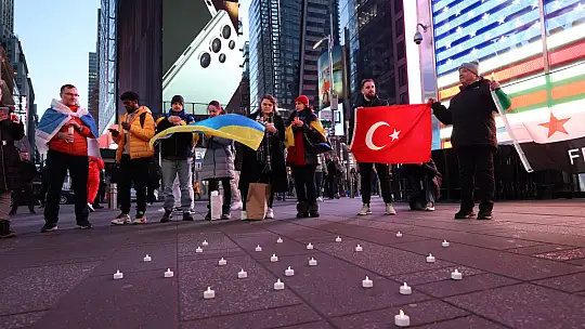 Times Meydanında depremde hayatını kaybedenler anıldı