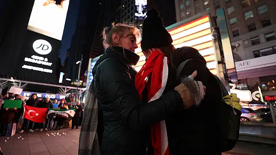 Times Meydanında depremde hayatını kaybedenler anıldı
