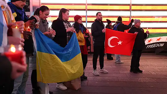 Times Meydanında depremde hayatını kaybedenler anıldı