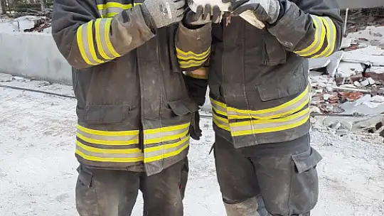 Konya itfaiye ekipleri, Hatay'da enkaz altında kalan 2 güvercini kurtardı