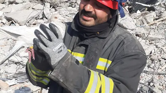 Konya itfaiye ekipleri, Hatay'da enkaz altında kalan 2 güvercini kurtardı