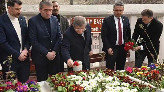 Davutoğlu Erbakan'ın kabrini ziyaret etti