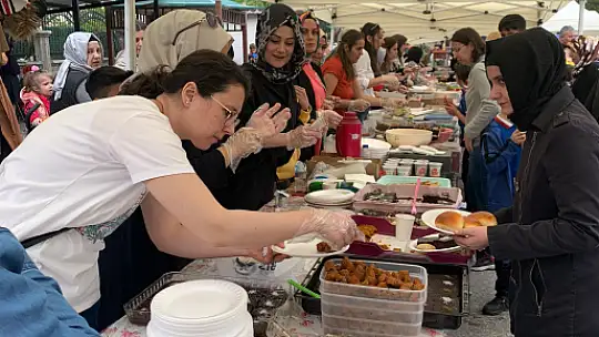 İhsan özkaşıkçı baharı kermesle karşıladı