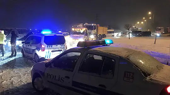 Konya'nın şehirler arası yollarında kar ve tipi engeli