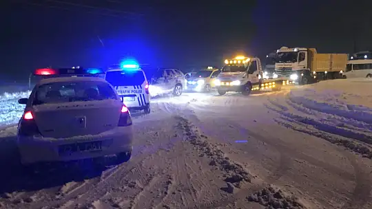 Konya'nın şehirler arası yollarında kar ve tipi engeli