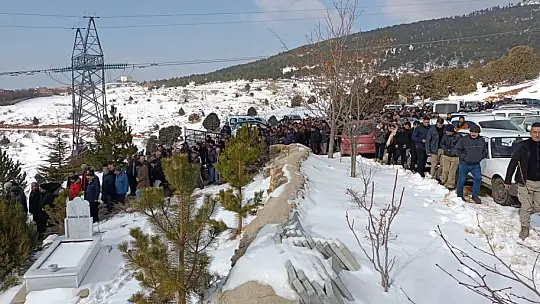 Hatay'da 14 katlı binanın enkazında can veren öğretmen Konya'da toprağa verildi