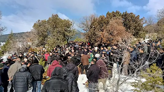 Hatay'da 14 katlı binanın enkazında can veren öğretmen Konya'da toprağa verildi