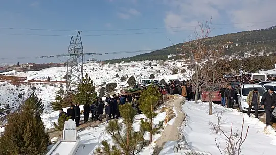 Hatay'da 14 katlı binanın enkazında can veren öğretmen Konya'da toprağa verildi