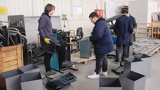 Konya'da öğrenciler ve öğretmenler depremzedeler için soba ve enerji üretiyor