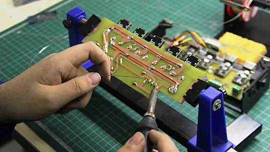 Konya'da öğrenciler ve öğretmenler depremzedeler için soba ve enerji üretiyor