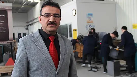 Konya'da öğrenciler ve öğretmenler depremzedeler için soba ve enerji üretiyor