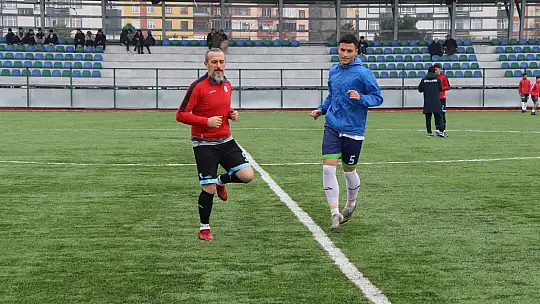 Baba oğul futbolda karşı karşıya geldiler