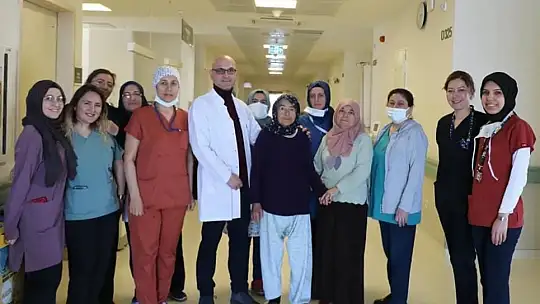 Konya'da yaşayan 89 yaşındaki hastadan 35 santimetrelik kitle çıktı