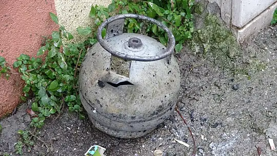 İstanbul'da, bir evin çatı alev alev yandı