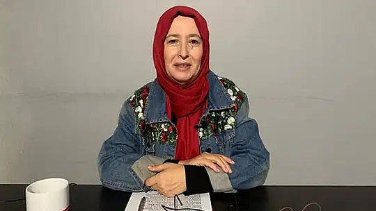 Feminist Yazar Başörtüsünü Çıkarma Kararı Aldı